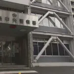 タクシー運転手(56)、女性客を送り届けたあと追いかけ抱きつき下半身を触り逮捕