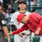 カープ新井監督、阪神藤川監督と視線を合わせずメンバー表交換。乱闘未遂の影響か?