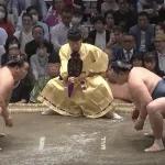 【悲報】大相撲の横綱戦で取組前にクソ客が「ハッキヨイ!」と叫び妨害wwwwww