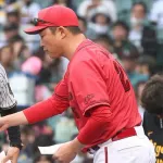 カープ新井監督、今日も阪神藤川監督と〝視線合わせず〟メンバー表交換←異様な雰囲気に両ファン困惑…