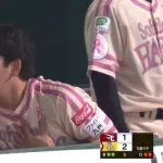 ソフトバンク・栗原、送球が直撃する間に決勝点！ キックベースかな？
