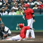 中村奨成がホームスチール敢行も…間一髪でアウト ベンチの新井監督は拍手 甲子園のスタンドがどよめく
