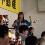 【悲報】日ハムファン、観客席の女の子を撮影しまくる