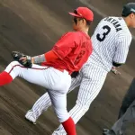 カープ末包『フェイク捕球』で阪神大山を騙しライトゴロ完成!強肩発動の技ありファインプレー!!