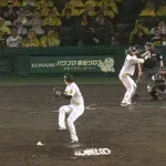 【阪神対巨人11回戦】巨人、4回1アウト三塁から井上の内野ゴロの間に三塁が生還し2点目！アウト判定もリクエストで覆る！！！！！！