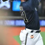 首位打者太田椋、登録抹消へ…19日に右手首打撲の診断