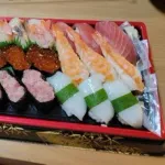 【画像】スーパーに売ってるこういうパック寿司あるでしょ🥹🍣