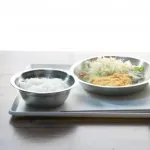 【悲報】学校給食の米、"麦"を混ぜて増量wwwwww
