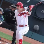 カープドラ1佐々木泰、プロ初ヒットは2塁打！ヤクルト小川泰弘から記念打！塁上で笑顔＆感極まる表情
