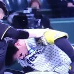 【悲報】森下翔太、8回の自打球で交代。本日出場について「わからないです」