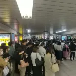 【画像】山手線見合わせ影響で丸ノ内線に通勤難民が殺到、まるでカオスwwwww