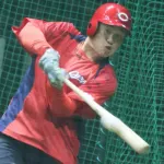 カープ新井監督、打撃不振の小園(.259)に直接指導！「良くないとは感じない。ちょっとしたところ」