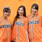 【悲報】プロ野球「来場者にユニフォーム配ります！」Jリーグ「来場者にクリアファイル配ります」ｗｗｗｗｗ