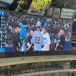 【画像】井上監督、藤川監督にガンを飛ばす