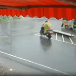【悲報】スクーターおじさん、道路のど真ん中でなぜか停車してしまう・・・