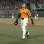 巨人キャベッジにアクシデントか　タイムリー直後に代走送られ緊急交代　自らベンチに要求するシーンも