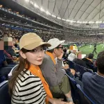 【画像】小嶋陽菜さん「小木さんと野球観戦来た！」ﾊﾟｼｬ
