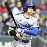 ４試合ぶりノーヒットの大谷翔平、空振り後に左肩を何度も回して気にするしぐさも