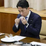 小泉進次郎「古いお米、どれもおいしー」　古い備蓄米試食