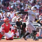 阪神・佐藤輝が確信の３ラン！右翼スタンドへ今季１３号　通算１００本塁打まであと３本