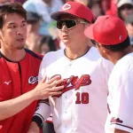 カープドラ1佐々木泰、打球が顔面直撃で負傷交代も病院に行く予定なし。新井監督は満塁のチャンスで代打出さず「経験してもらいたい」