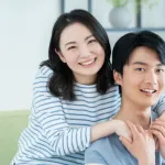 【悲報】30代女性「夫が机をバンッ！！！と叩いた衝撃で4～5メートルくらい吹き飛ばされました」