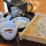 【悲報】そば屋さん、めんつゆを使い回し「入れてないのにわさびの味がする」