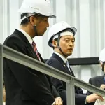 【画像】兵庫県知事・斎藤元彦氏、ヘルメットの被り方にハゲしい違和感