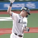 西武・ネビン、良い奴すぎる…　長打性の打球を赤羽に阻まれて称賛ジェスチャー