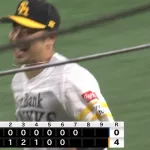 7回表・ファインプレーで苦笑いの上林誠知とニコニコな近藤健介