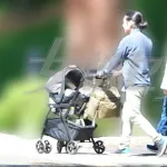 【画像】小室圭＆眞子夫妻、ベビーカーを押して木漏れ日の街を歩く仲睦まじい姿