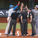 日本ハム・新庄監督　阪神・藤川監督、審判団を巻き込んで円陣からのハイタッチで盛り上げる