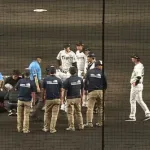 阪神・石井大智、頭部に打球直撃　担架で運ばれ途中交代…甲子園騒然