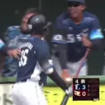 西武・仲三河優太、試合後に祝福される