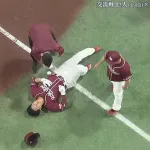 楽天・浅村栄斗が左膝付近に死球受ける　グリフィンの強烈クロスファイアが直撃