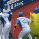 DeNAマスコットのチャピー、日ハムの円陣に混ざろうとするも追い出されるｗ
