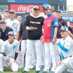 【日本ハム】「“代打の神様”がおじいちゃんの仲間入りを…」八木裕コーチの還暦を赤ユニで祝福