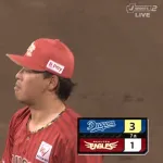 山形きらやかスタジアムの一塁付近、やたらと跳ねて両チームエラー