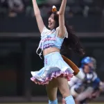 【日本ハム】ファイターズガールがピンクと水色の限定衣装できつねダンス　つばみも共演