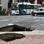 福岡で道路陥没　ヤバそう