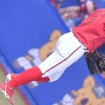 カープ上本崇司、超ジャンピングキャッチ！フェンスを恐れないファインプレーに解説GG佐藤「レフトの守備が上手くて羨ましい」