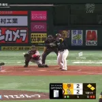 山川、左打席に入るボールを空振り　始球式かな？