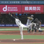 佐藤輝明、キング独走18号！ 高め153キロのボール球を振り抜く