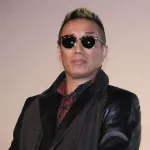 【朗報】歌手の長渕剛さん、とんでもない格好で食事をしてしまう・・・・・・・・・・
