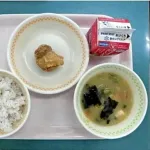 ネット民「唐揚げが小さい」福岡市「お皿を大きくしたせいで唐揚げが小さく見えててるだけ」