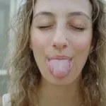 【画像】お姉さん、ムフフな舌使いを隠し撮りされてしまう・・・・・・・・・
