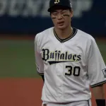 昨日ヒーローの廣岡大志、右肋骨骨折で抹消…6日阪神戦で痛める…