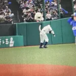 【悲報】西武のマスコット・レオの着ぐるみの頭が取れる