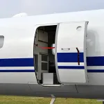 【悲報】飛行機「落ちます…」彡(●)(●)「ほな、また…」ドア開けて飛び降りる