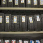 識者1「車のタイヤはケチってはいけない」識者2「ノーマルならアジアンタイヤでもいい」